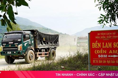 Đường vào khu di tích bụi mịt mù, đầy rẫy 'ổ gà'