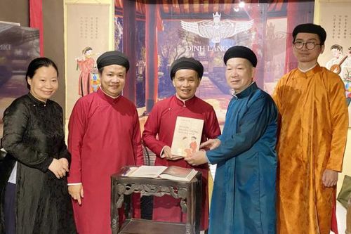 Áo dài truyền thống: Bao giờ trở thành 'quốc phục'?