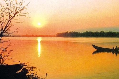 Những chiếc ghế đá bên sông