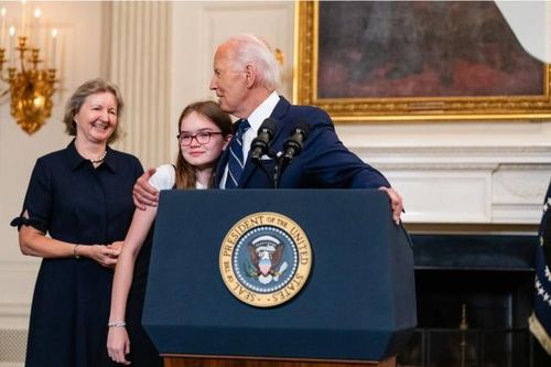 Trao đổi tù nhân lớn nhất hậu Chiến tranh Lanh, ông Biden ghi chiến thắng ngoại giao cuối nhiệm kỳ