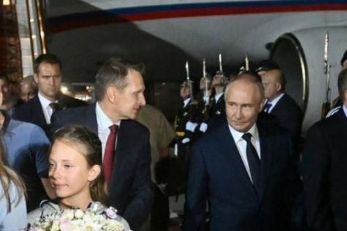 Nga - phương Tây trao đổi tù nhân lớn nhất từ Chiến tranh Lạnh, ông Putin ra sân bay đón công dân