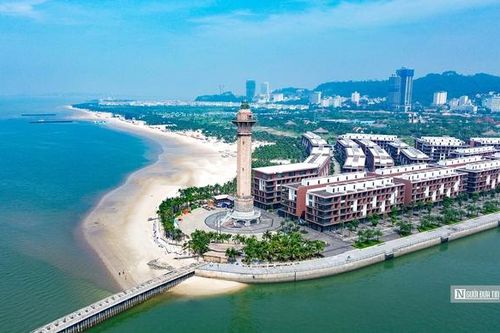 Quảng Ninh: Ngắm vịnh Hạ Long trên đỉnh ngọn hải đăng cao 55 m