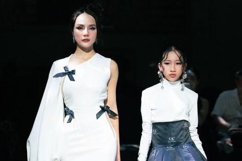 Mẫu nhí Joly Thảo Linh đảm nhận vị trí mở màn cùng Hoa khôi Vũ Thu Trà My