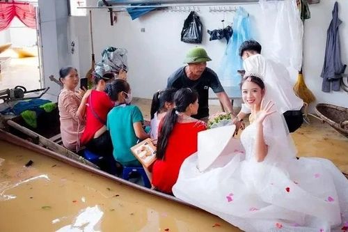 Hi hữu: Chú rể rước dâu tại 'rốn lũ' Hà Nội bằng 7 thuyền tự chế