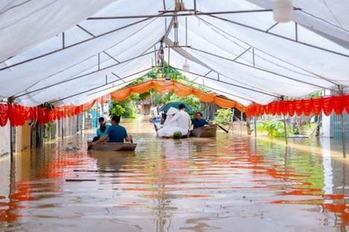 Màn đón dâu bằng phao tự chế của đám cưới giữa vùng 'rốn lũ' Chương Mỹ gây sốt