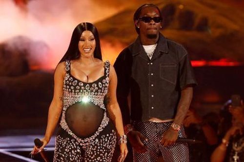 Cardi B thông báo mang thai con thứ 3 sau khi đệ đơn ly dị chồng