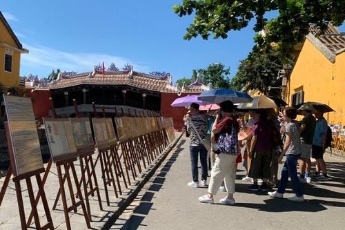 Trưng bày sách, ảnh về hoạt động giao lưu văn hóa Hội An - Nhật Bản tại Chùa Cầu