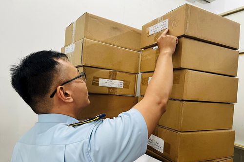 Bị phạt vì đem hàng 'mù' nguồn gốc lên mạng bán