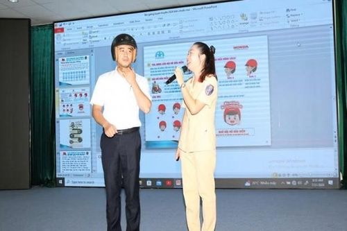 PC Lào Cai tổ chức tuyên truyền kiến thức an toàn giao thông và huấn luyện kỹ năng lái xe an toàn
