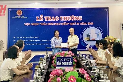 Trao giải Nhất Chương trình 'Hóa đơn may mắn' quý II/2024