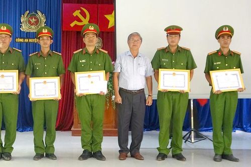 UBND huyện Tri Tôn khen thưởng nóng cho thành tích trấn áp tội phạm ma túy