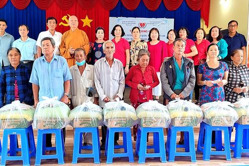 Trao 200 phần quà cho người nghèo huyện Phú Tân