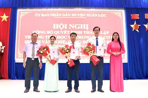 Xuân Lộc công bố quyết định thành lập Trường tiểu học, trung học cơ sở Huỳnh Văn Nghệ