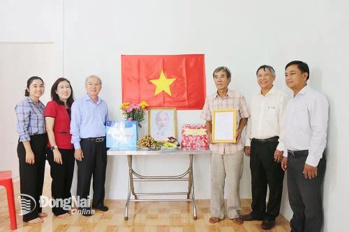 13 hộ nghèo, cận nghèo có nhà mới