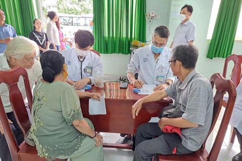 Khám chữa bệnh, tặng quà cho người dân có hoàn cảnh khó khăn tại xã Hòa An, TP Cao Lãnh
