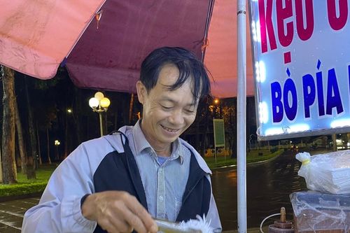Vất vả mưu sinh giữa đêm mưa