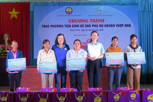 Trao phương tiện sinh kế cho phụ nữ nghèo vượt khó ở Khánh Vĩnh