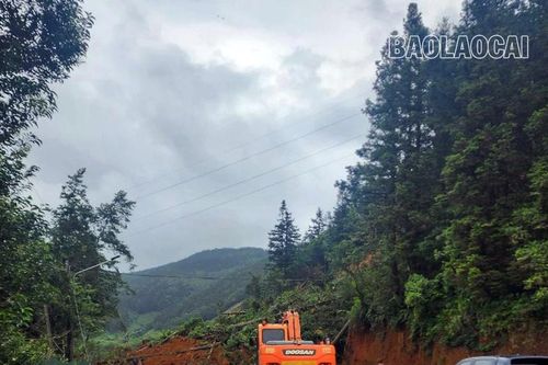 Sạt lở lớn gây chia cắt giao thông trên Quốc lộ 4D từ Lào Cai đi Lai Châu