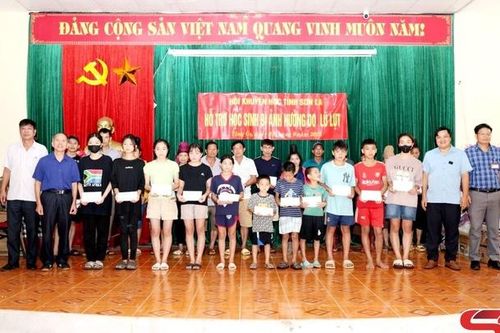 Trao trên 24 triệu đồng hỗ trợ học sinh các xã bị lũ lụt tại huyện Thuận Châu