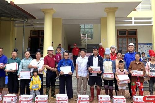 Hội Chữ thập đỏ tỉnh trao quà cứu trợ tại xã Bản Lầm