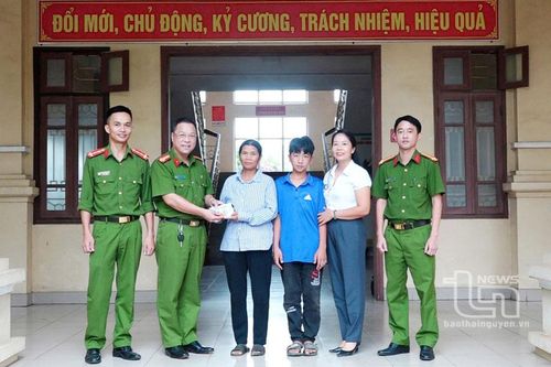 Học sinh trả lại hơn 5 chỉ vàng và tiền mặt cho người đánh rơi