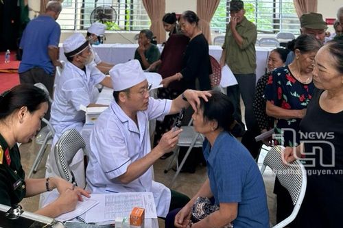 Tặng quà, khám bệnh cho người dân