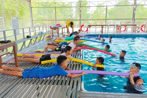 Dạy kỹ năng bơi cho trên 800 học sinh