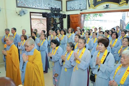 Tịnh thất Pháp Thủy (Q.8) tổ chức khóa tu 'Một ngày an lạc' và trao học bổng cho học sinh