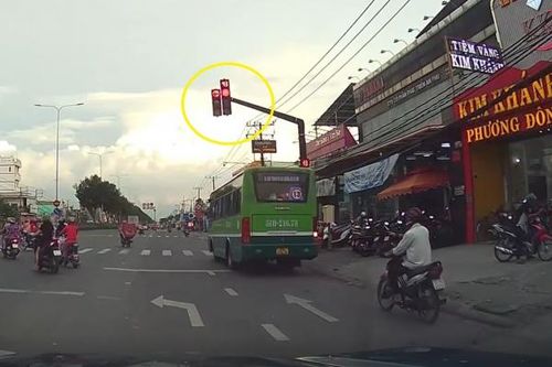 Xử lý tài xế xe buýt vượt đèn đỏ, coi thường mạng sống người đi đường