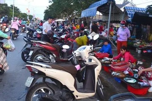 Mất an toàn giao thông từ lấn chiếm lòng lề đường
