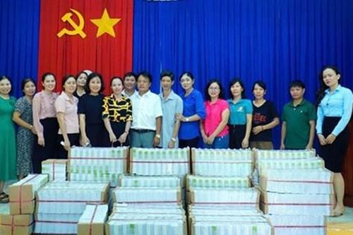 Bình Phước: Trao tặng nhiều phần quà ý nghĩa cho học sinh nghèo trước thềm năm học mới