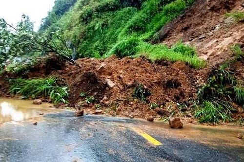 Mưa lũ tại Lào Cai làm sạt lở nhiều tuyến đường, hư hại 10 nhà dân