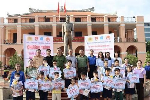 Trao 160 suất học bổng cho các em thiếu nhi hoàn cảnh khó khăn tại Quận 4