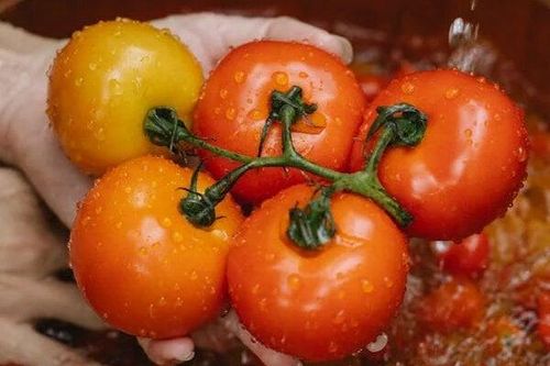 Cà chua ăn sống hay nấu chín tốt hơn?