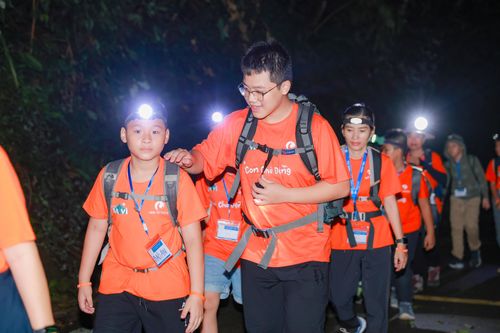 Cùng con xuyên đêm chinh phục đỉnh núi Ba Vì, Hà Nội