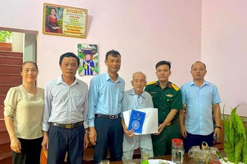 Huyện Phúc Thọ thăm, tặng quà 87 gia đình chính sách, người có công tiêu biểu
