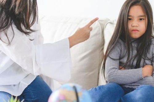 Những đứa trẻ hay bị cha mẹ la mắng lớn lên sẽ có 6 sự khác biệt đau lòng