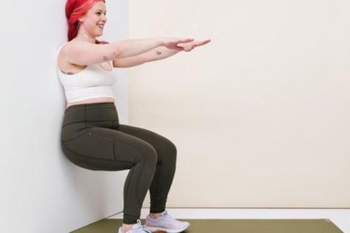 5 bài tập Pilates với tường giúp cơ thể săn chắc cho phụ nữ tuổi 50