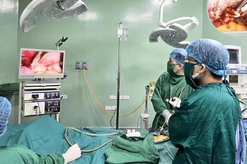 Phẫu thuật lấy vòng tránh thai 'đi lạc' xuống ổ bụng