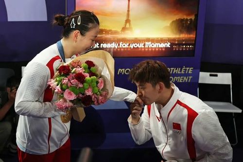 Cặp đôi VĐV cầu lông có màn cầu hôn ngọt ngào sau khi giành HCV Olympics