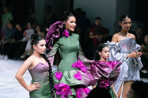 Ấn tượng màn trình diễn của người mẫu 10 tuổi Dasiy Yến Nhi và Quán quân 'The Face' Huỳnh Tú Anh