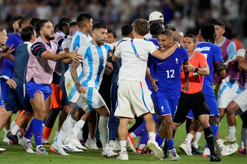 Cầu thủ Argentina và Pháp xô xát ở Olympic
