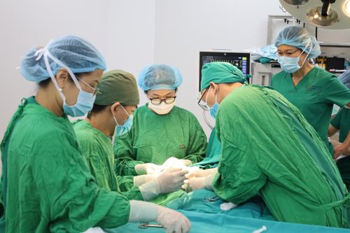 Người đàn ông nhập viện với nửa cẳng chân đứt lìa