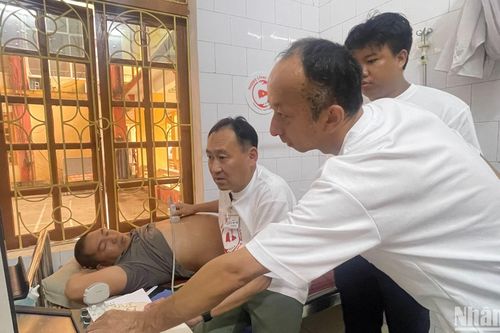 Hàng trăm người dân được khám tổng quát bệnh lý về gan