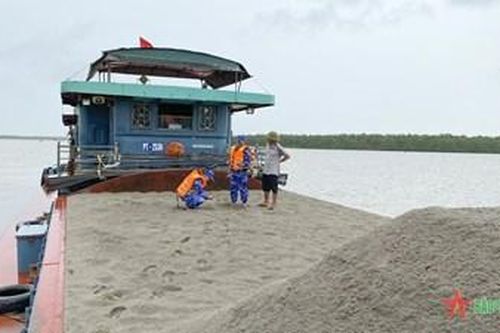 Đoàn Trinh sát số 1 (Bộ tư lệnh Cảnh sát biển) bắt giữ phương tiện vận chuyển cát trái phép