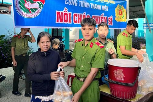 Ấm lòng chương trình 'Nồi cháo chiến sĩ'