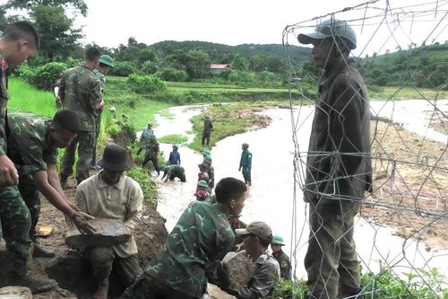 Bộ đội dầm mưa vác đá, vá kè giúp dân