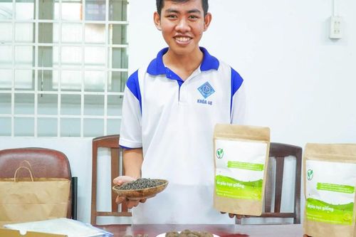 Chàng sinh viên tạo 'áo giáp' cho hạt giống