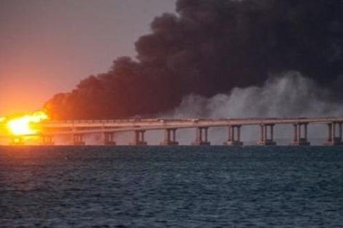 Xung đột Nga-Ukraine: Kiev tấn công kho dầu Nga, Cầu Crimea tiếp tục bị đe dọa, Moscow có cần lo lắng?