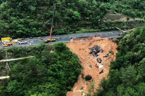 Trung Quốc: Sập cầu đường cao tốc, ít nhất 3 phương tiện rơi, 5 người mất tích